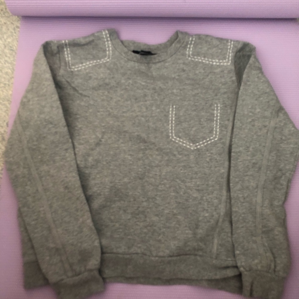 Gray short sweatshirt